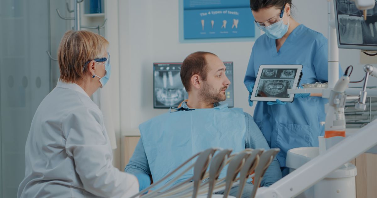 El equipo de una clínica explica un tratamiento a su paciente